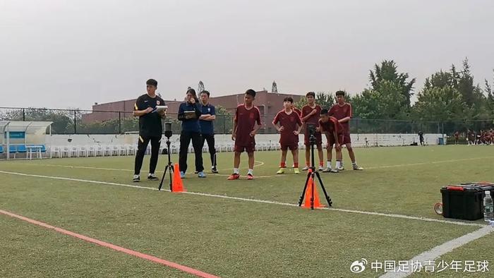 青少年足球训练营举行，教练员指导热情有加的简单介绍